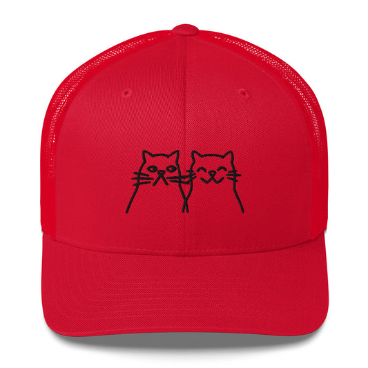 Trucker cap with the design of two kittens together