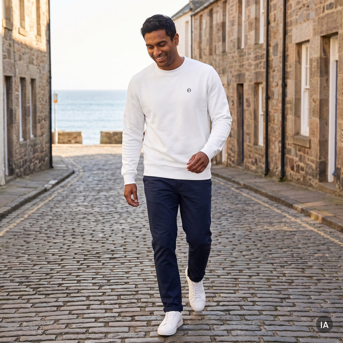 Sudadera blanca unisex Om bordado — imagen generada con IA a partir de la foto real del producto