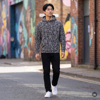 Sudadera con capucha diseño floral oscuro · 95 % poliéster reciclado
