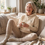 Sudadera con capucha Beige Esencial — imagen generada con IA a partir de la foto real del producto