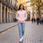 Sudadera con capucha Rosa Suave — imagen generada con IA a partir de la foto real del producto