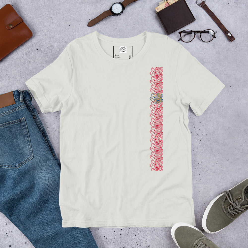 Camiseta con Diseño Creativo de Libros Apilados | Estilo Único y Cómodo