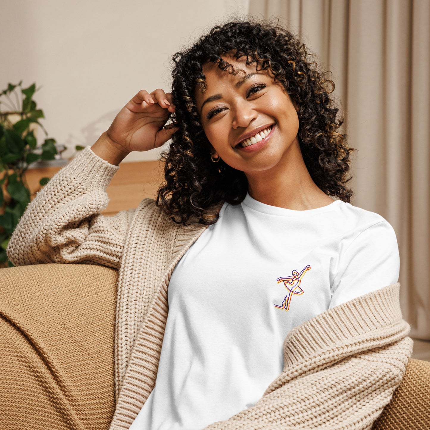 Camiseta Blanca Unisex con Estampado de Bailarina – Suavidad y Estilo Elegante para Cualquier Ocasión